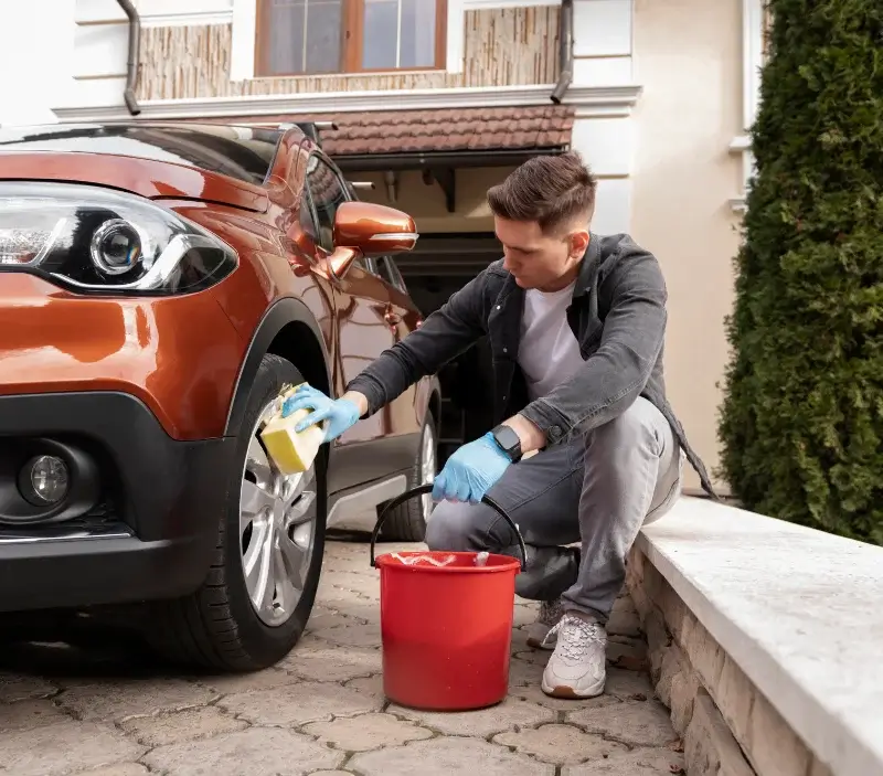Lavage auto à domicile Le Lonzac : professionnel intervenant sur un véhicule